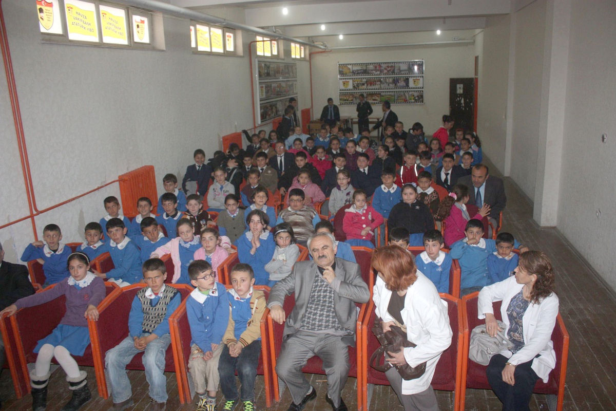 Polisten İlköğretim Öğrencilerine Seminer