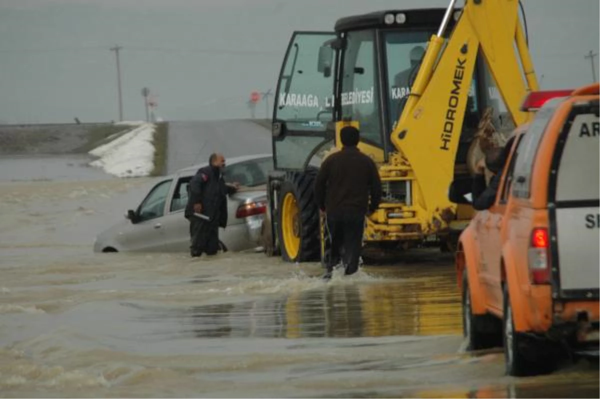 Sel Sularına Kapılan Otomobil Kurtarıldı
