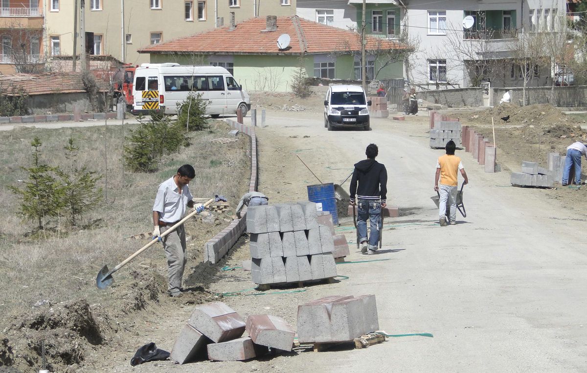 Sungurlu Belediyesi Yol Yapım Çalışmalarına Başladı