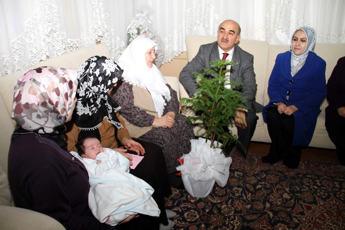 Talas\'ta 5 Bin Çocuk Fidanlarıyla Büyüyor