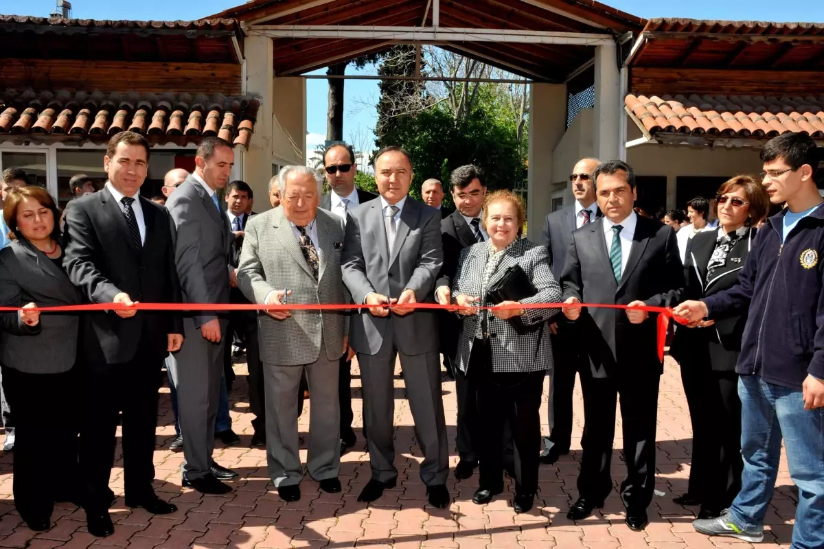 Vali Altıparmak, Öğrencilerin Sergisinin Açılışı Yaptı