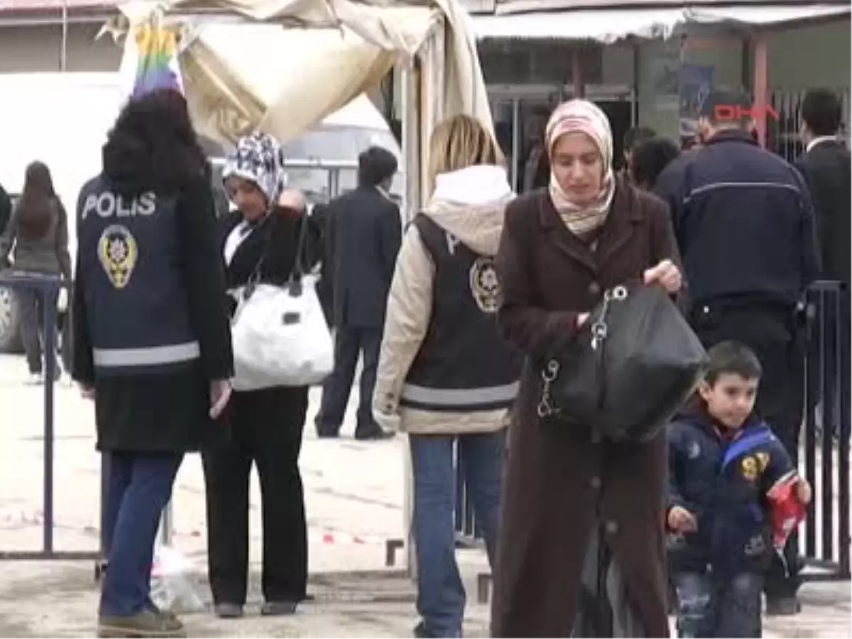 Van 1 Sanatçılar, Van'da Depremzedeler İçin Sahnede