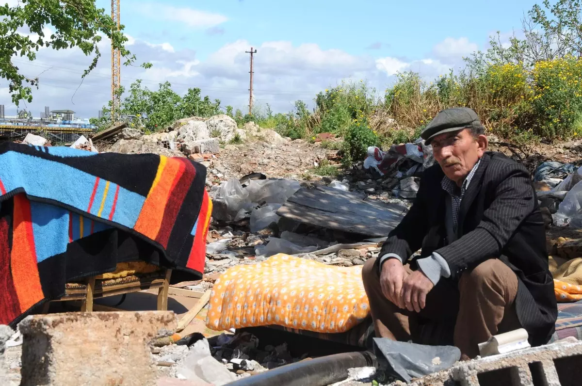 Yıkılan Baba Ocağına Hüzünle Bakıyor