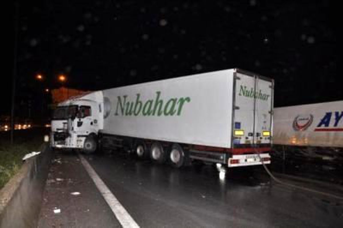 Zincirleme Kaza Yolu Trafiğe Kapattı