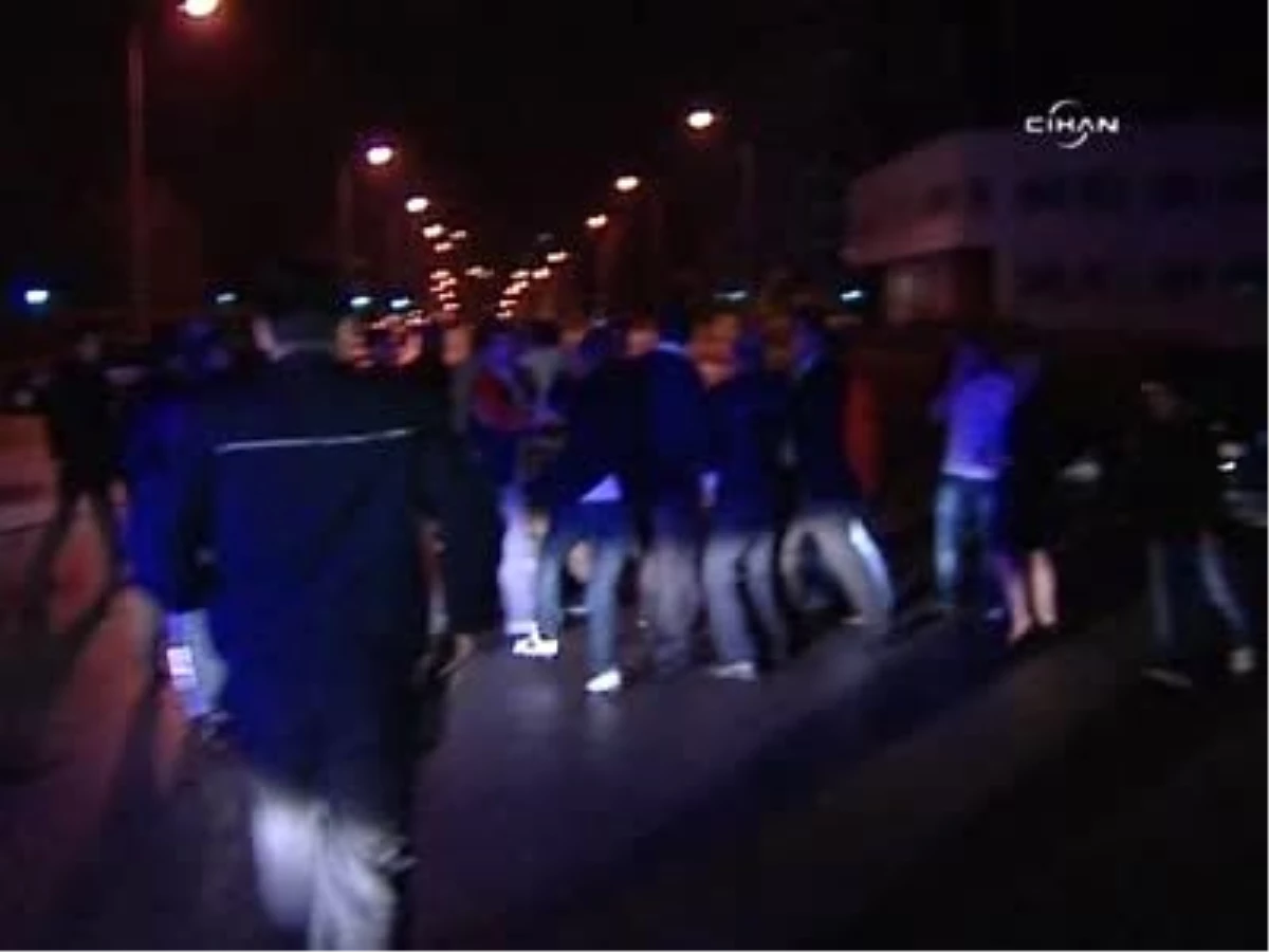 Ankara\'da İki Grup, Kaza Sonrası Birbirine Girdi