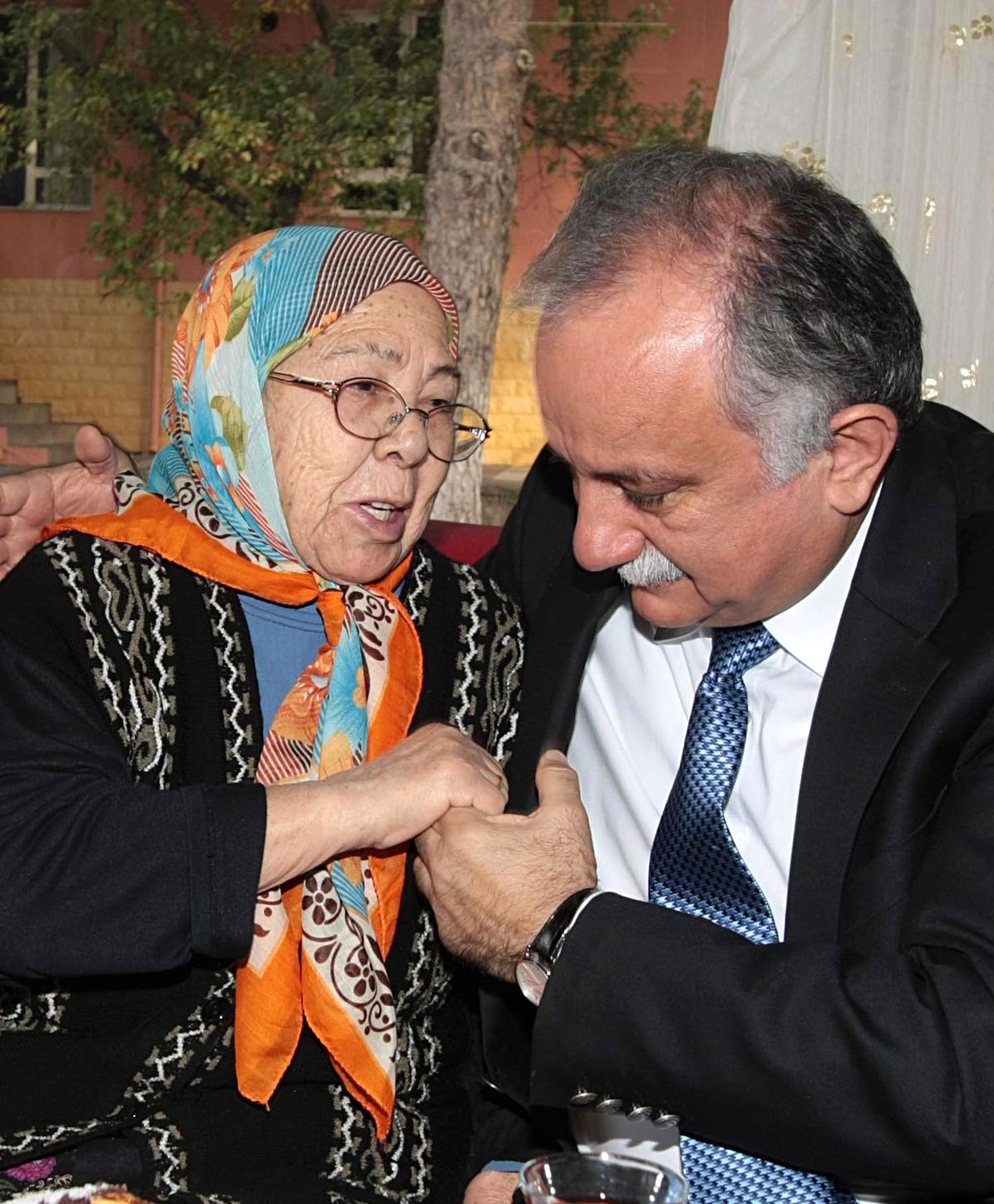 Anketten, Başkan Karabağ\'a Güvenoyu Çıktı