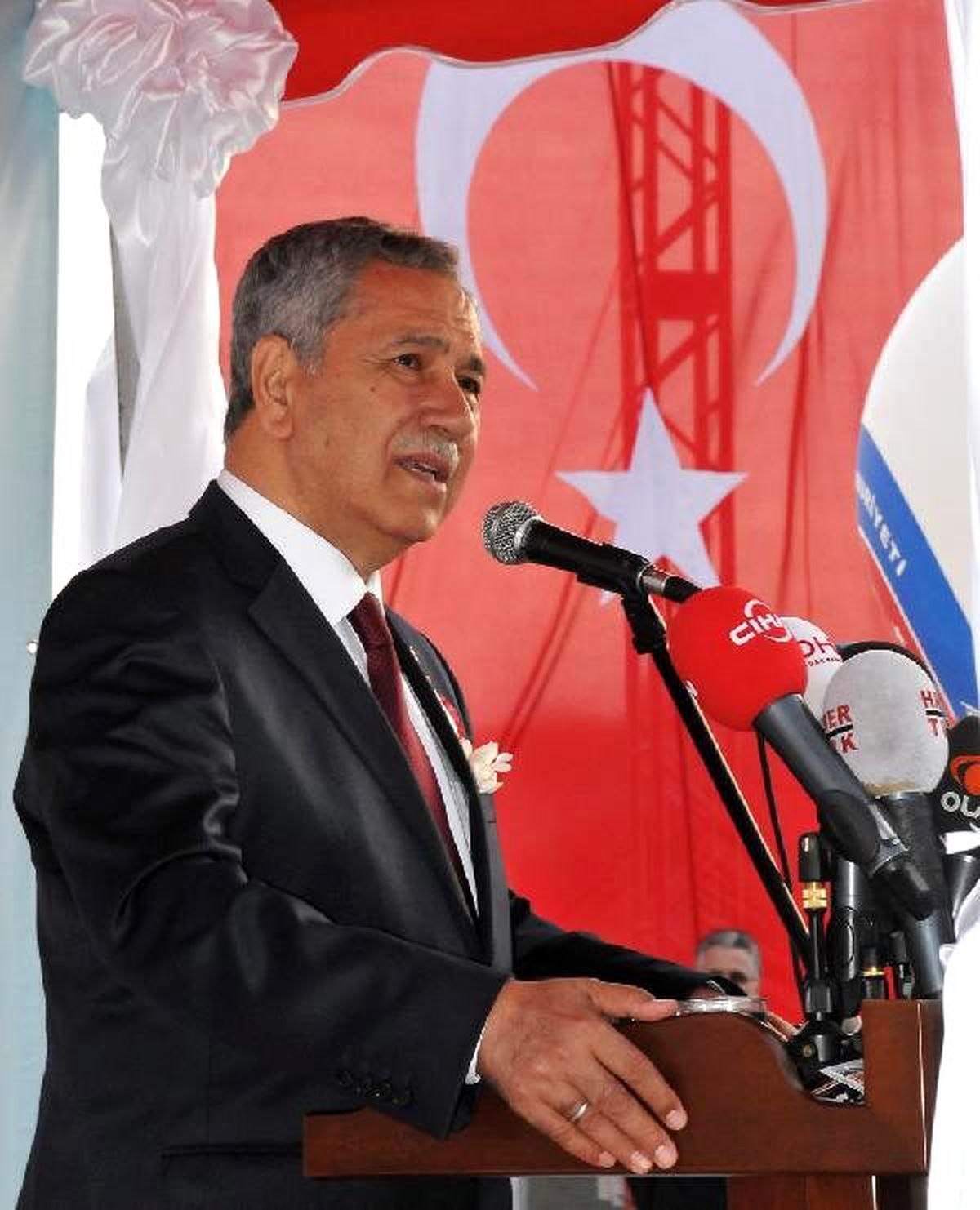 Arınç\'a Öğrencilerden \'Sen Ağlama\' Şarkılı Protesto (3)
