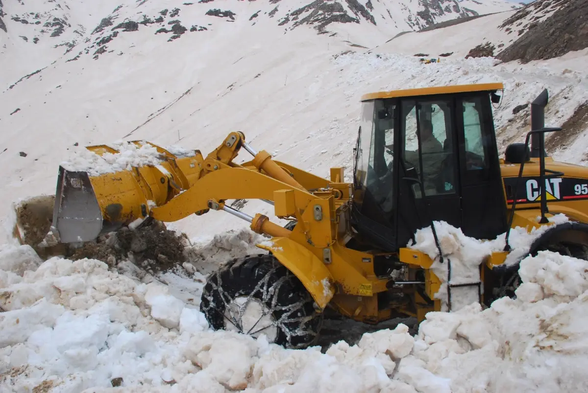 Bitlis\'te Nisan Ayında Karla Mücadele Sürüyor