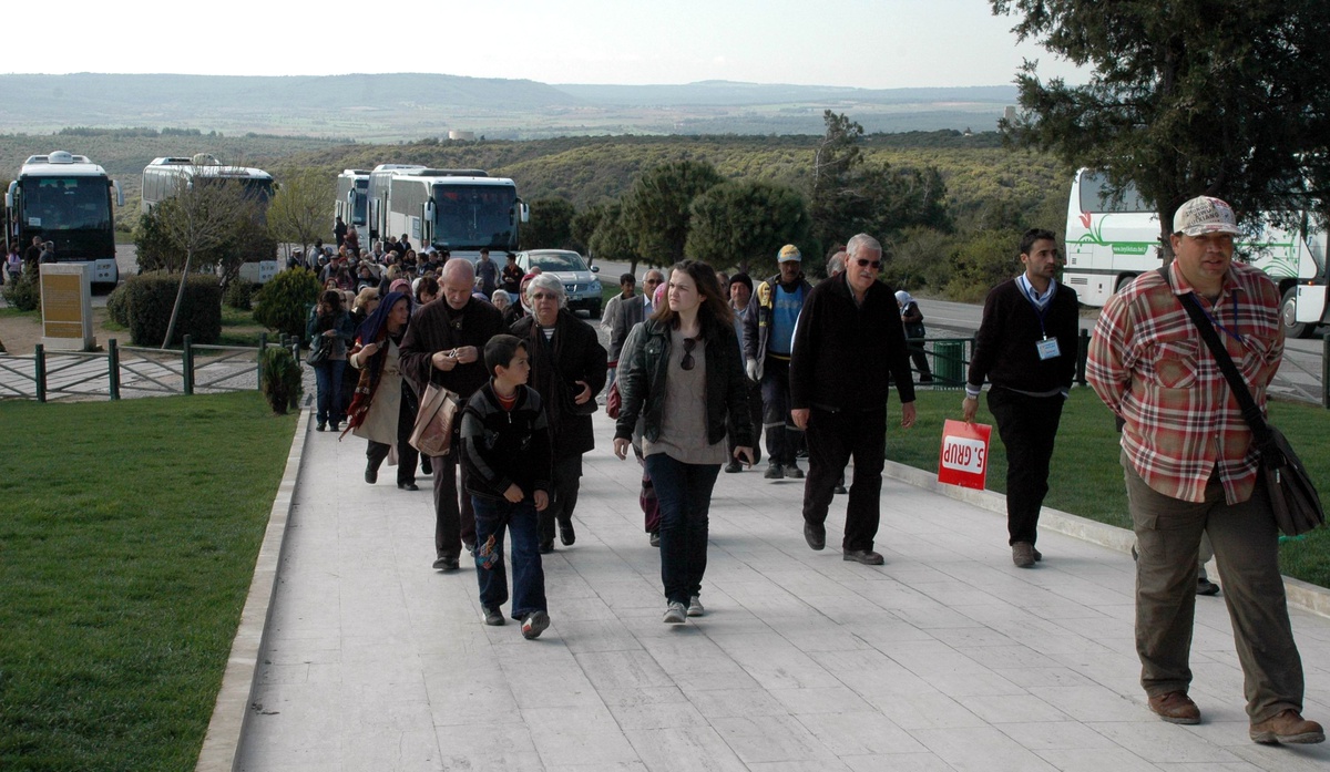 Çanakkale\'de Şehitliklere Ziyaretçi Akını