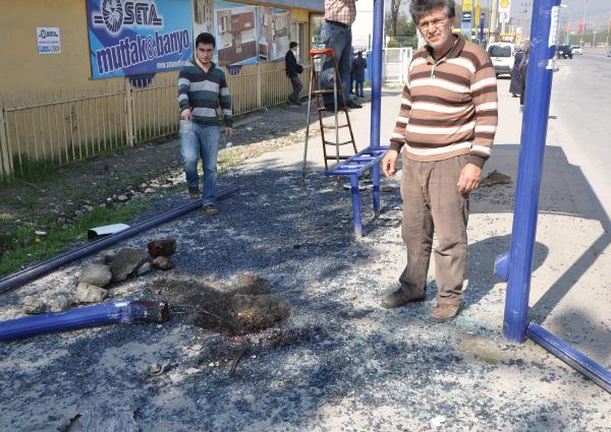 Durağa Giren Otomobilin Çarptığı Genç Kız Öldü