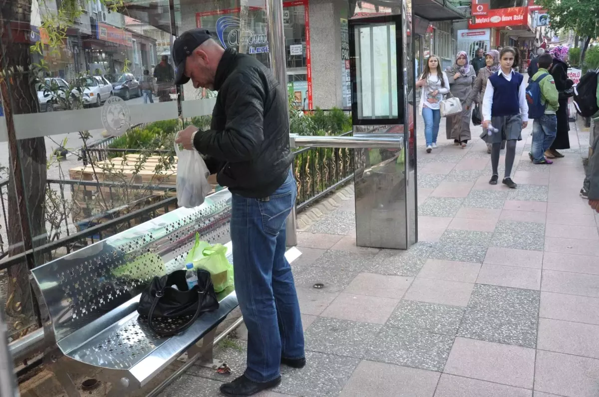 Durakta Unutulan Çanta, Polise Teslim Edildi