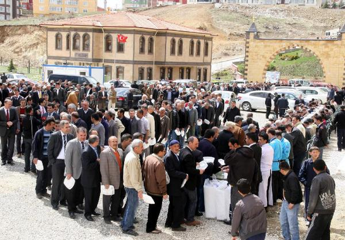 İşadamından 2 Bin Kişiye Namaz Çıkışı Yemek