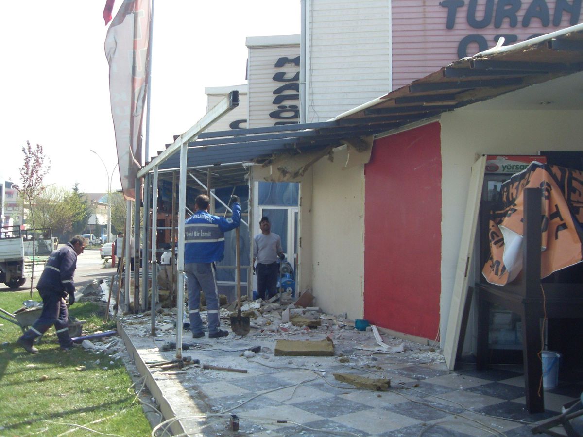 İzmit\'te Projeye Aykırı Yapı Yıkıldı
