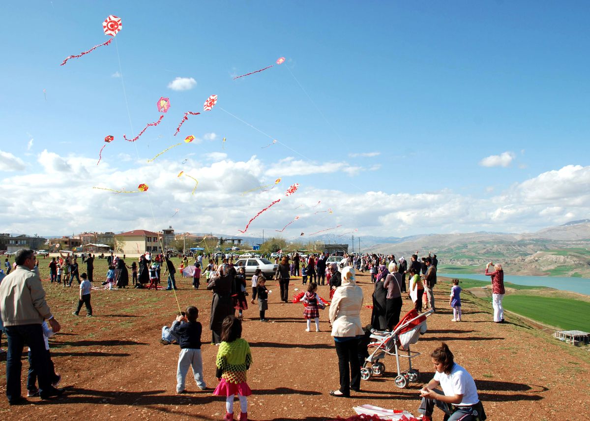 Kahta\'da Öğrenciler Uçurtma Keyfi Yaşadı