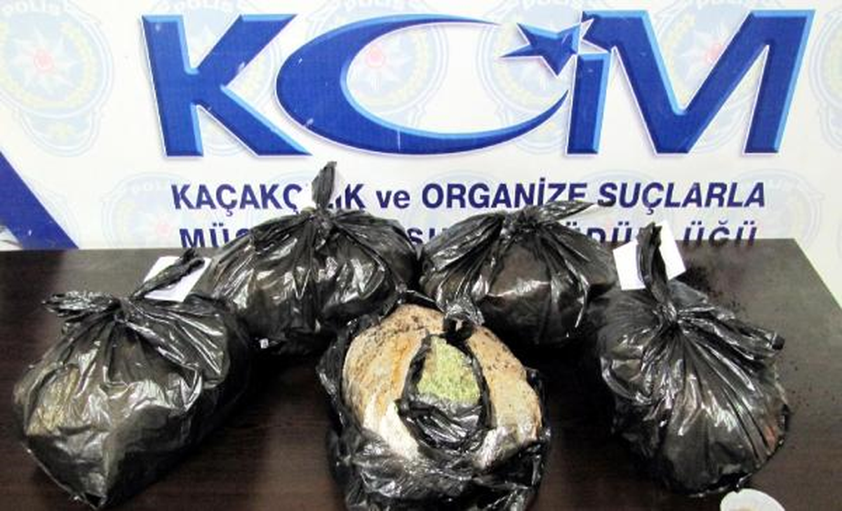 Köpek Koku Almasın Diye Esrarı İsot Biberle Kaplamış