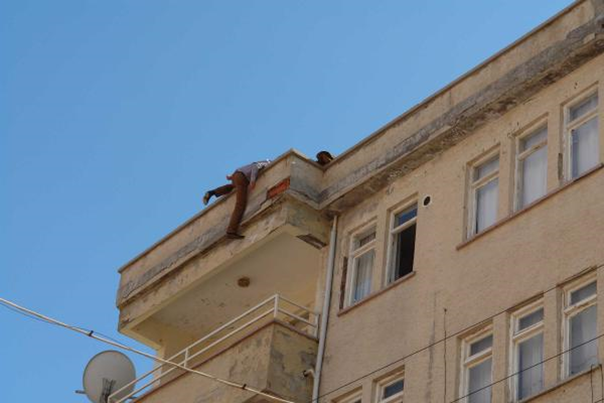 Sevdiği Kız Başkasıyla Evlenince Çatıya Çıktı