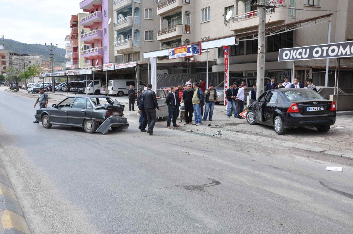 Soma\'da Trafik Kazası, 2 Yaralı