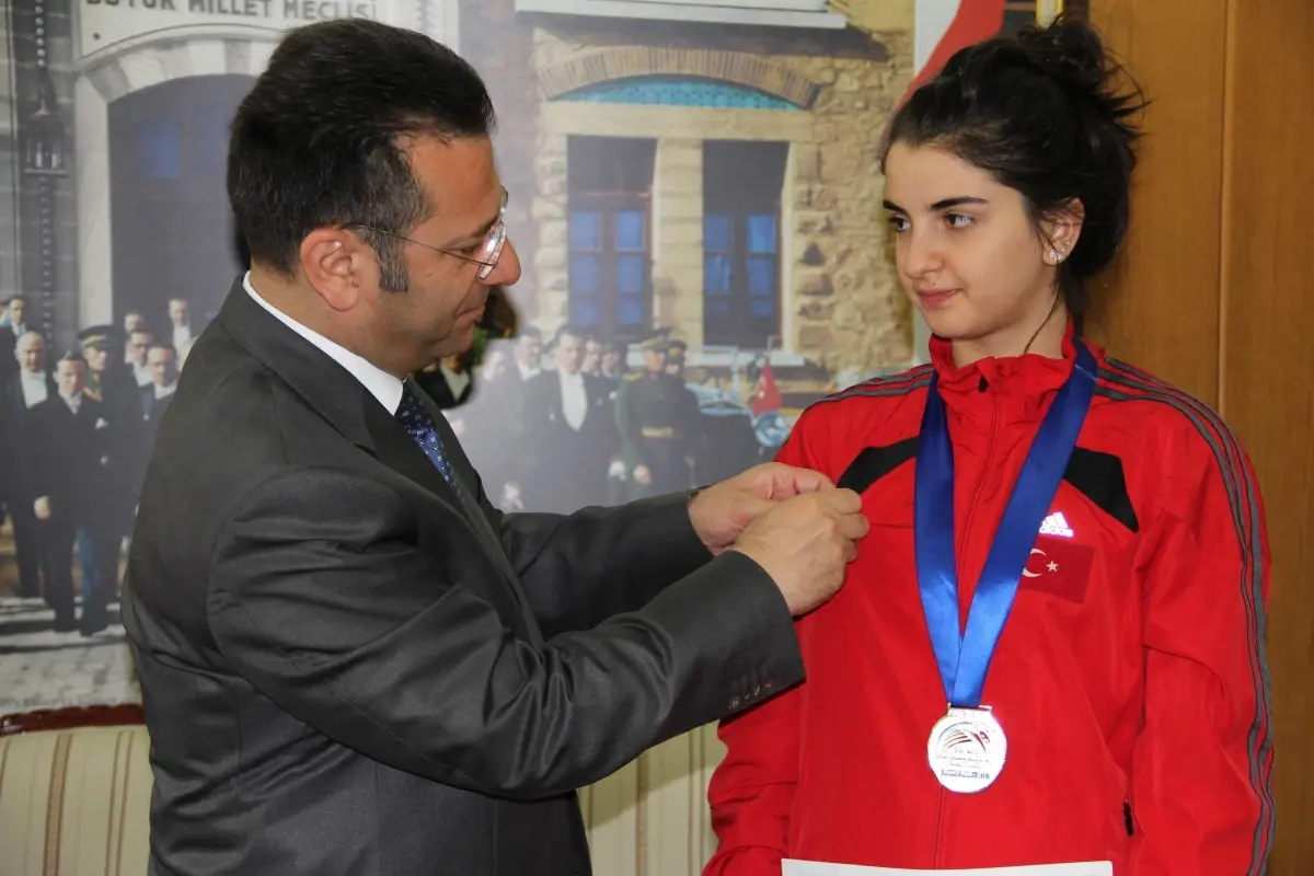 Vali Aksoy\'dan Dünya 2.si Çakır\'a Altın