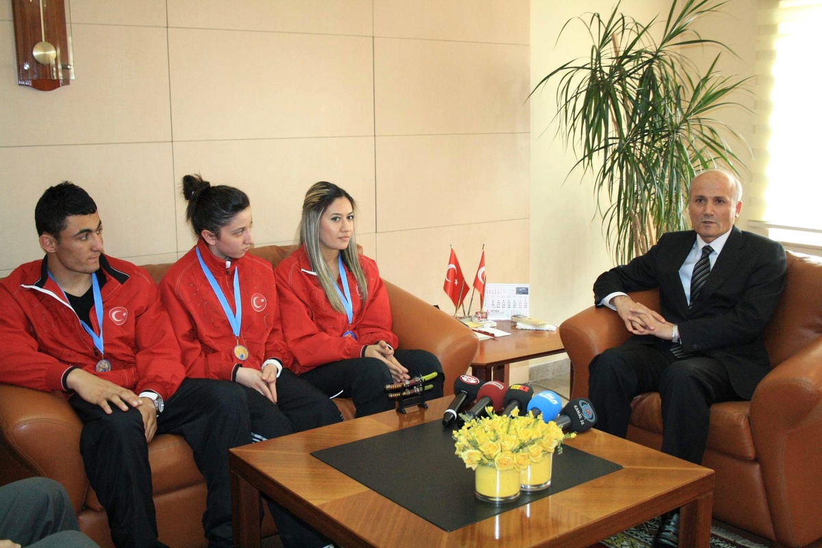 Wushu Şampiyonları Vali Bilici\'yi Ziyaret Etti