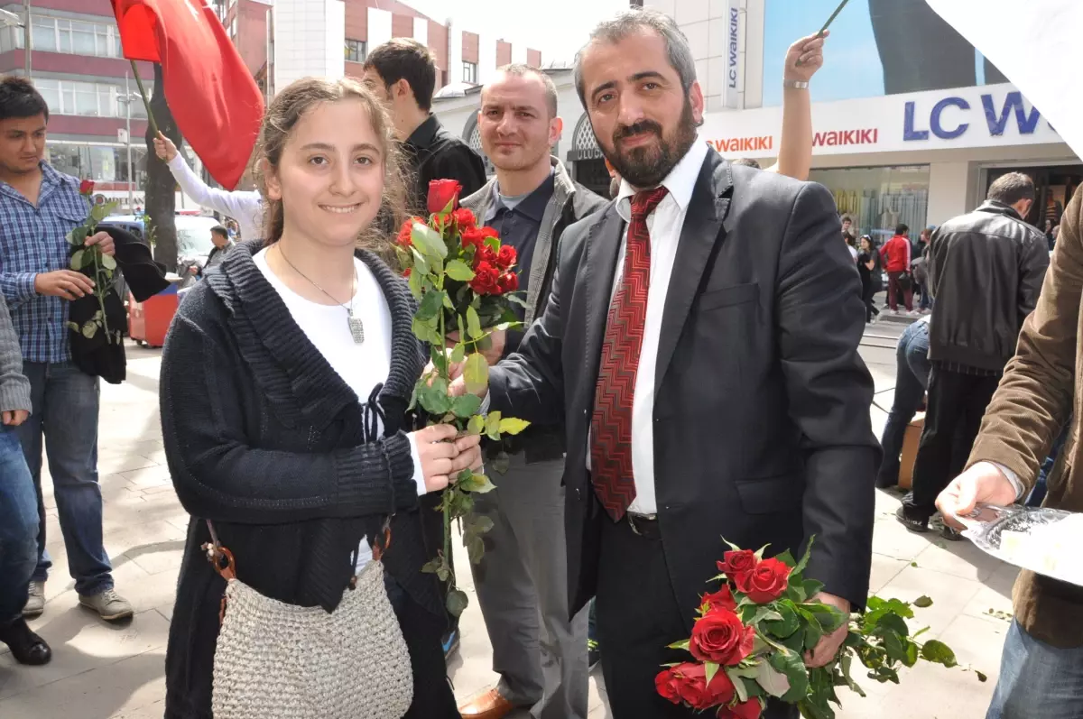 Alperen Ocakları\'ndan Gül ve Lokum Dağıtımı