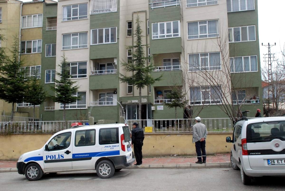 Balkondan Düşen 4 Yaşındaki Küçük Kız Ağır Yaralandı