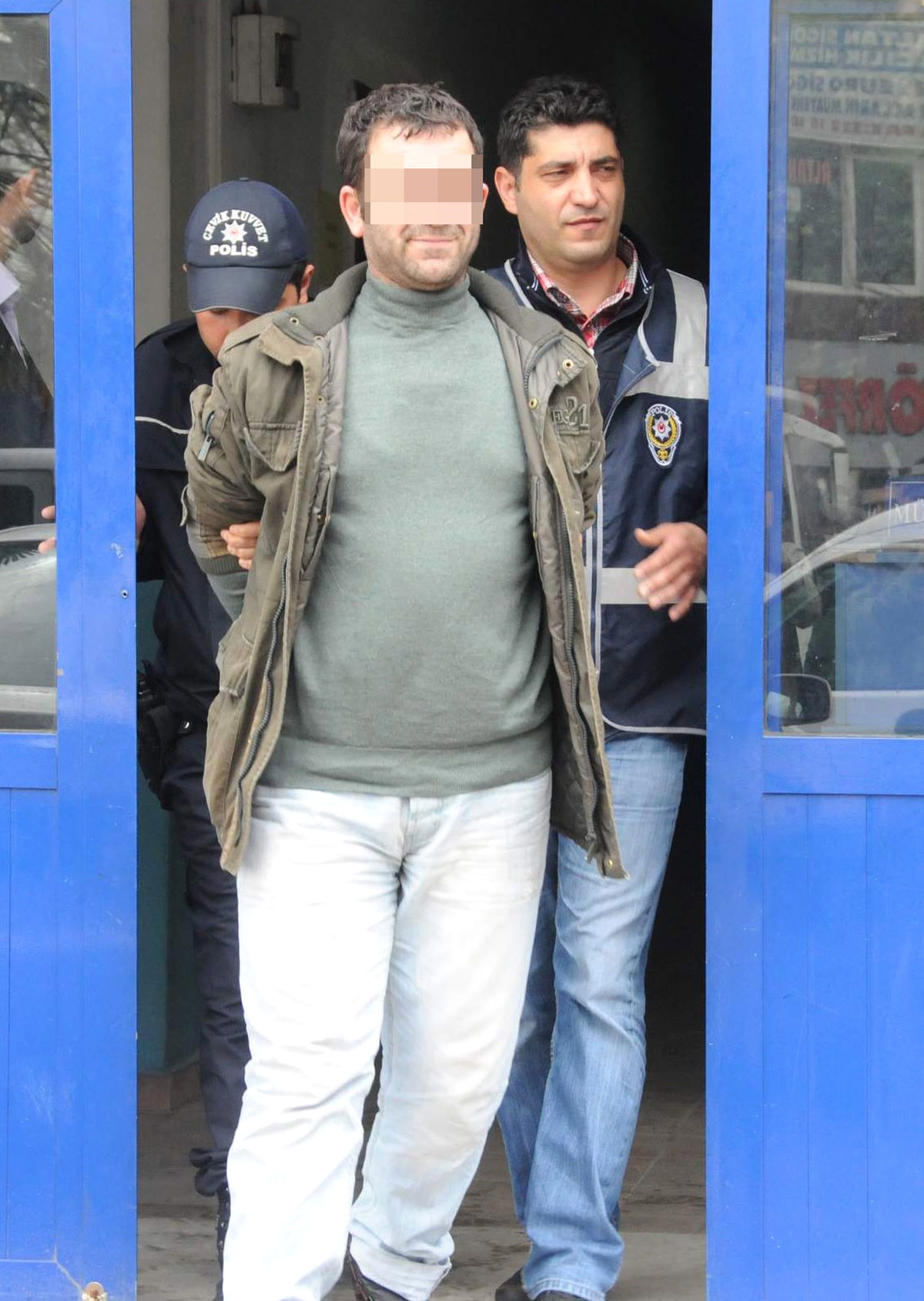 Çalışmak İstemeyen Kadınlara Saç Maşasıyla İşkence Yapan Fuhuş Çetesi Çökertildi