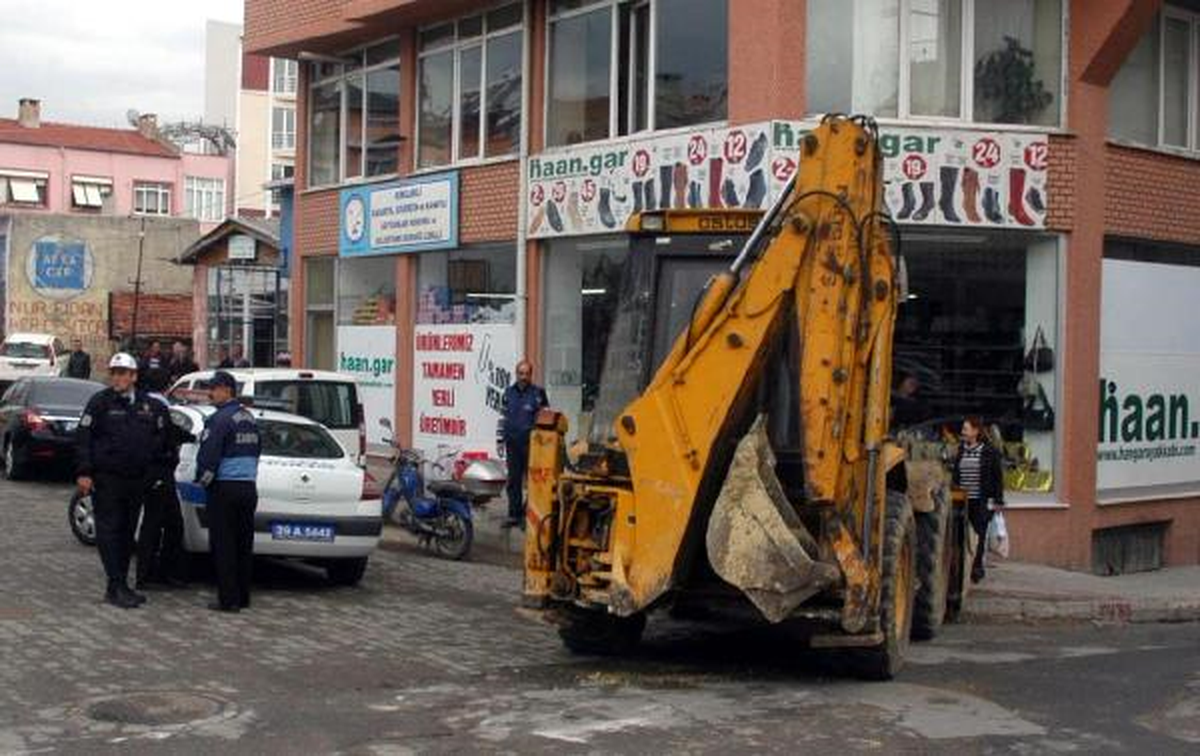 Çocuk İş Makinesi İle Sokakta Gezdi
