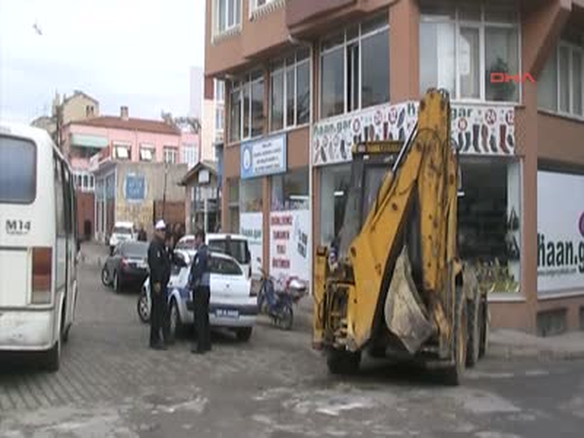 Çocuğun Kullandığı İş Makinesi Mağazaya 2 Metre Kala Durabildi