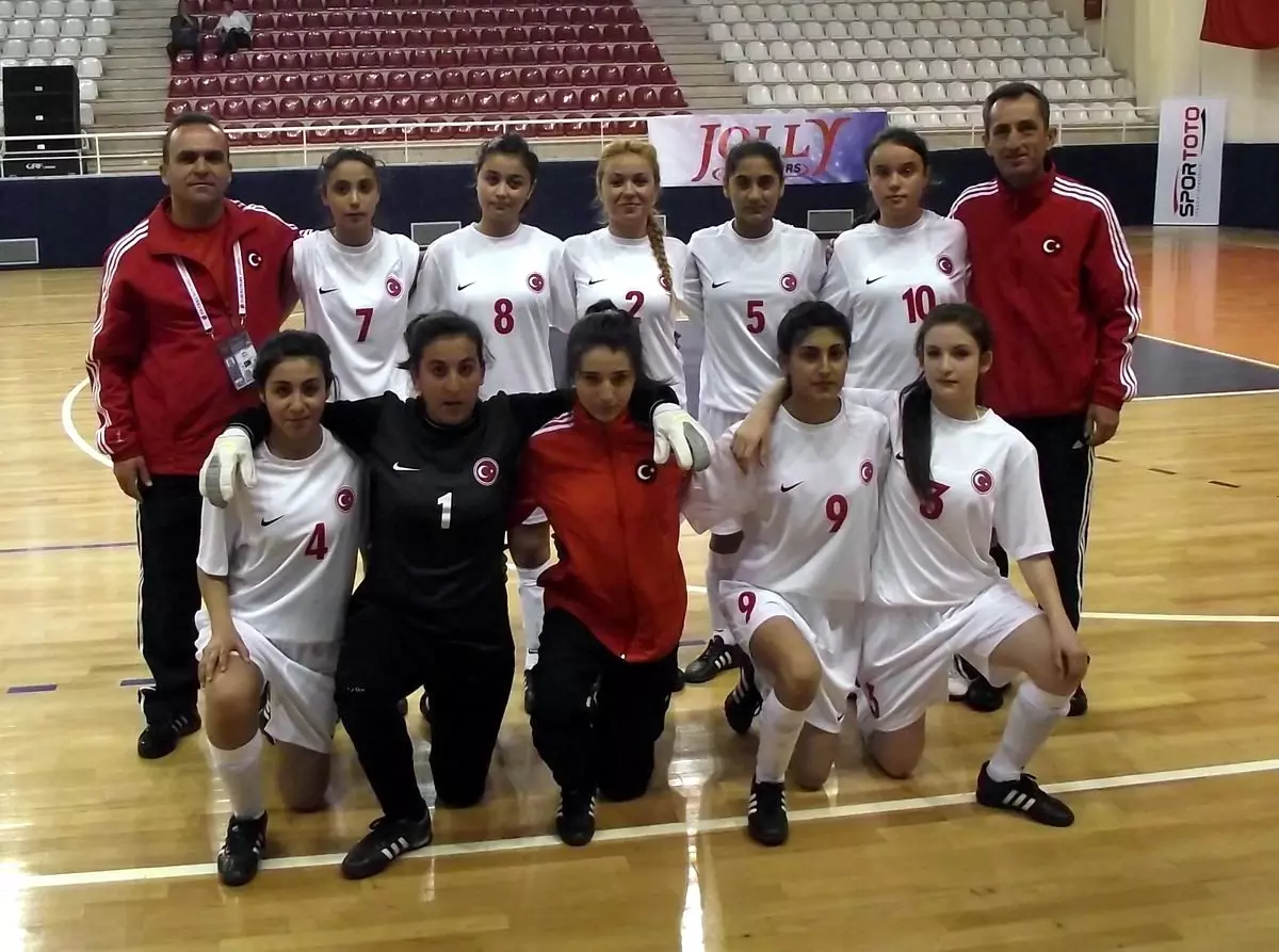 Eskişehir Ticaret Lisesi Bayan Futbol Takımı Dünya 3. Oldu