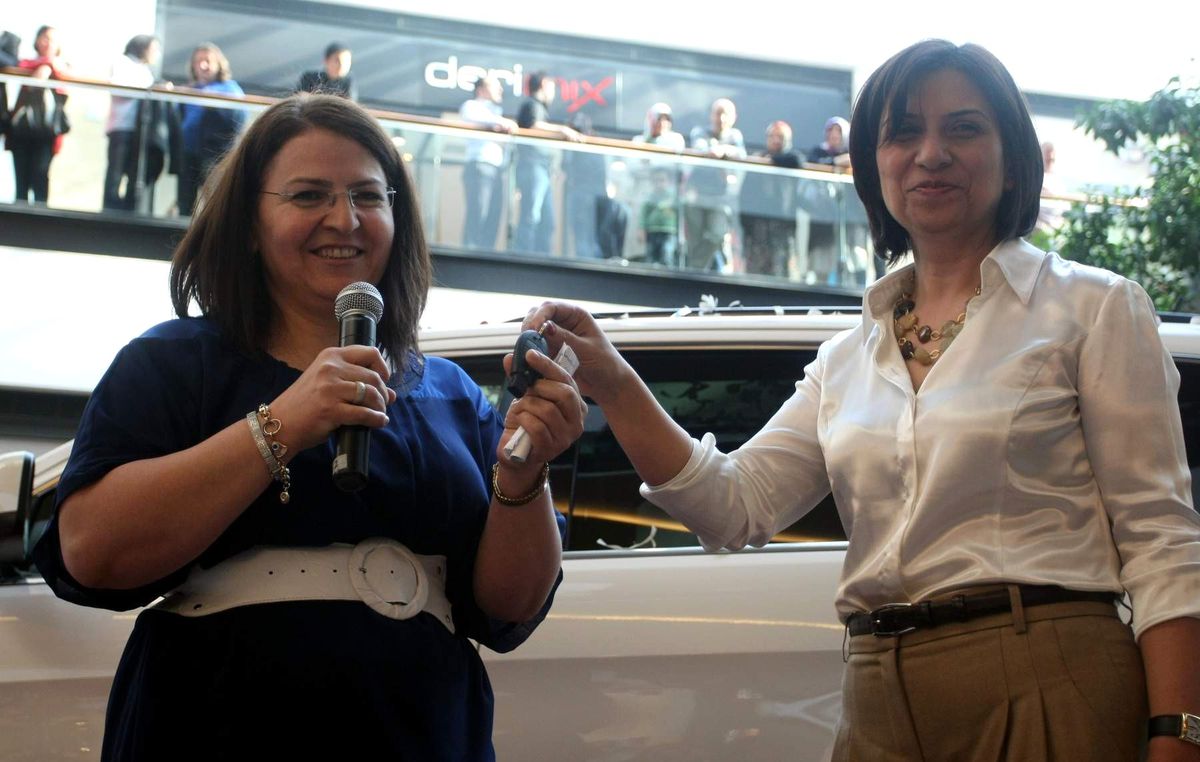 Forum Trabzon'da Grand Cherokee Jeep Sahibine Teslim Edildi