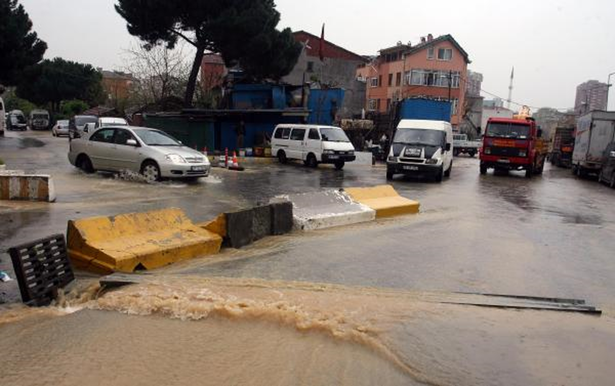 İş Makinesı Su Borusunu Deldi Şantiye Göle Döndü