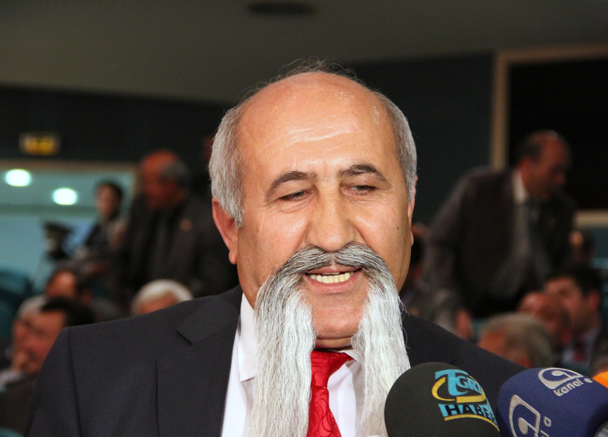 MHP\'li İl Genel Meclisi Üyesi, 1 Metrelik Bıyığıyla İlgi Odağı Oldu