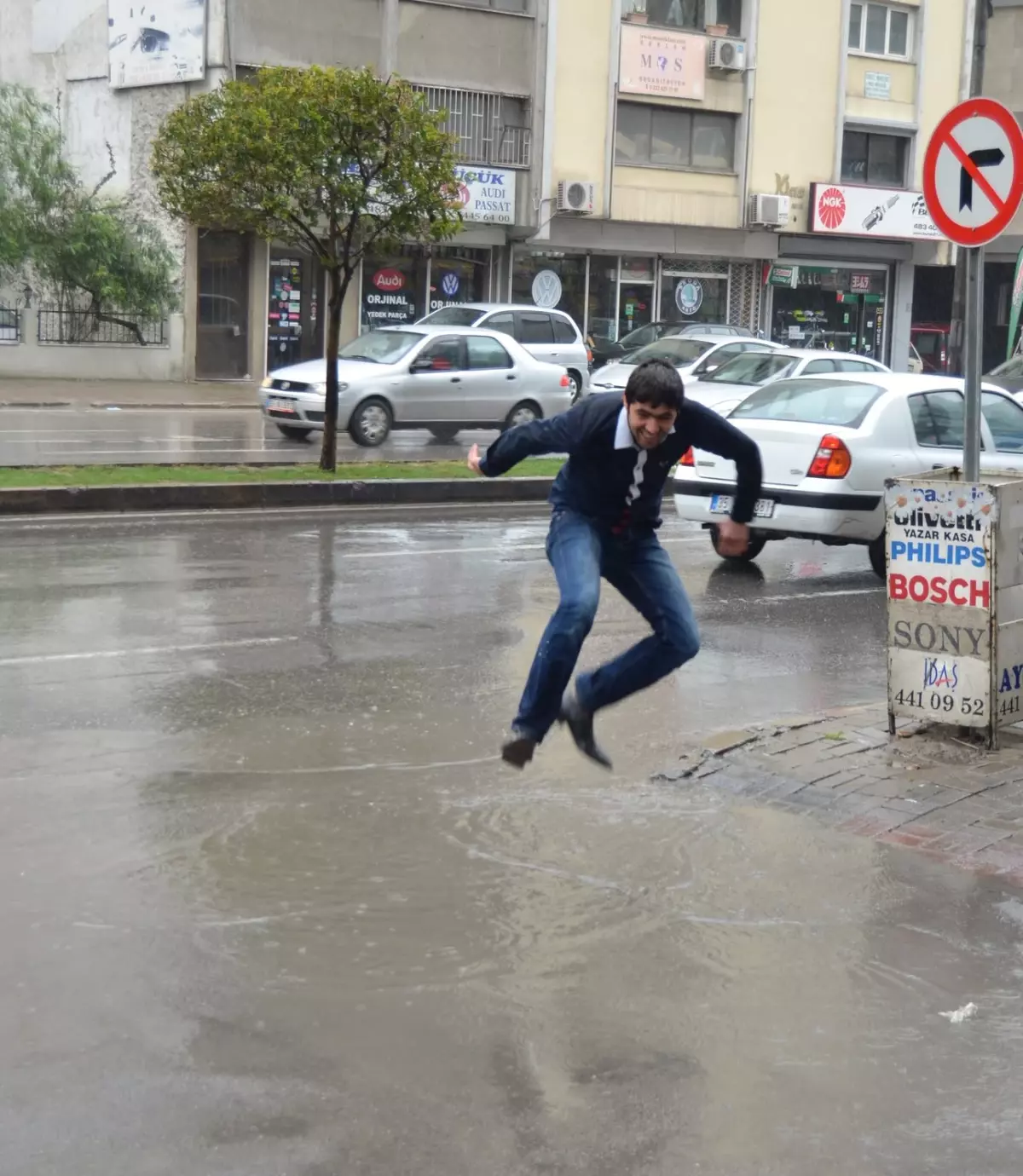 (Özel Haber) İzmir\'de Fırtına ve Yağmur Hayatı Olumsuz Etkiledi