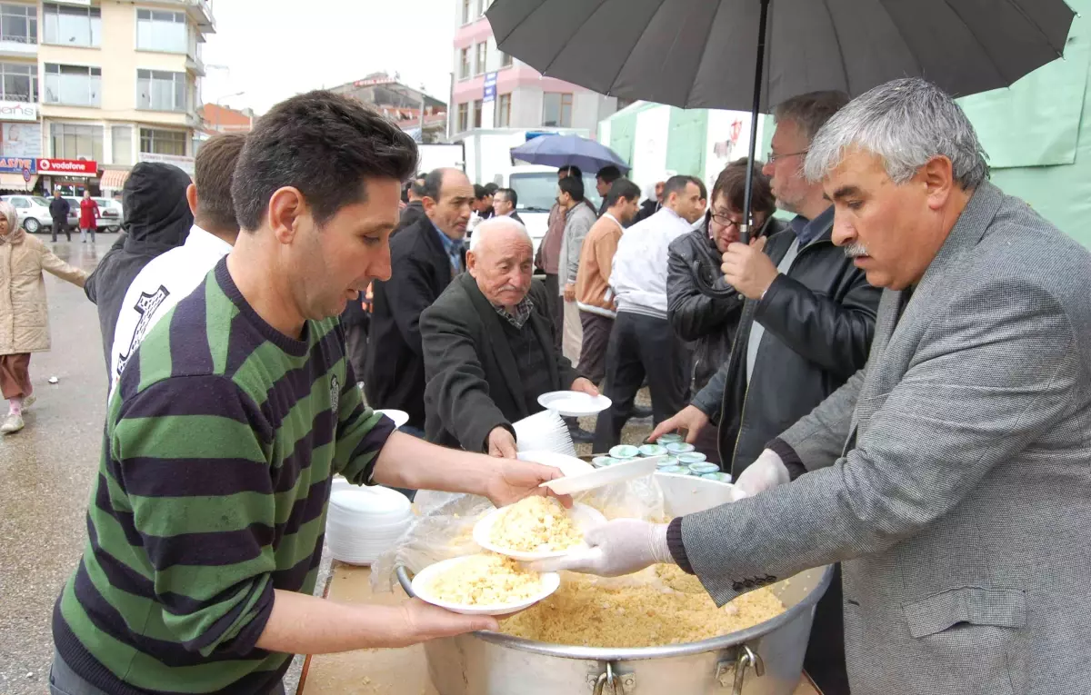 Simav Müftülüğü 2 Bin Kişiye Kutlu Doğum Pilavı ve Helva Dağıttı