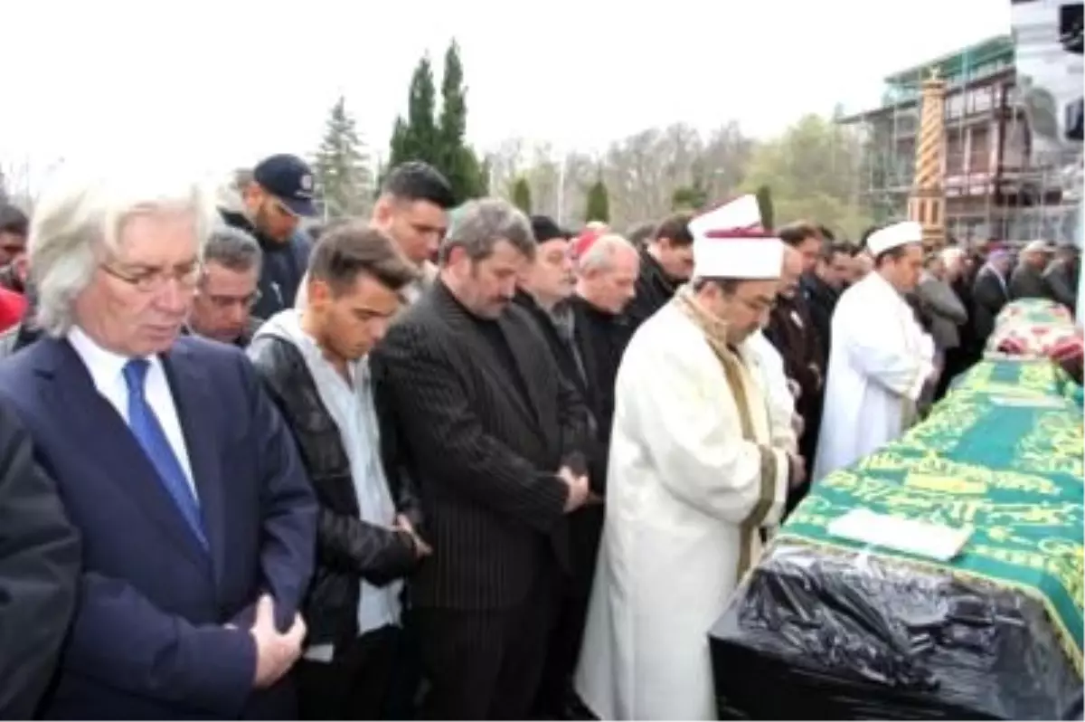 Türk Genci, Almanya'da Son Yolculuğuna Uğurlandı