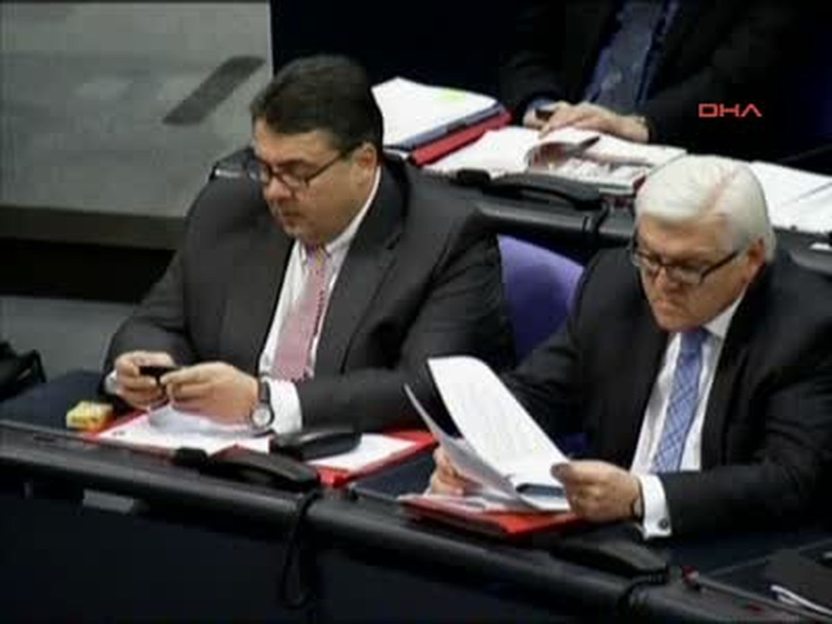 Almanya Parlamentosu\'nda Konuşmaya Sınır Almanya\'da Federal Meclis\'te Milletvekillerinin Kürsü...