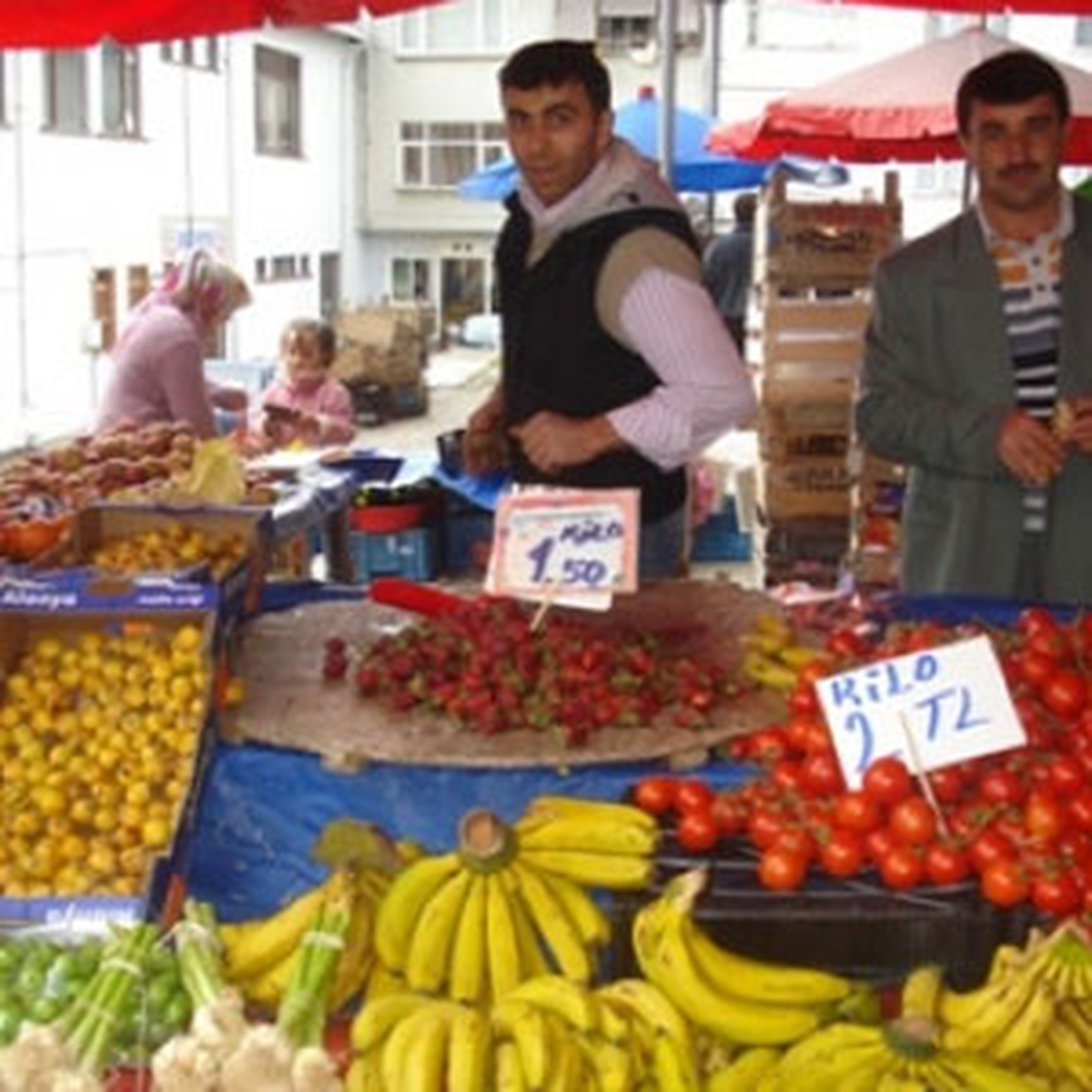 Bahar Meyveleri Tezgaha İndi