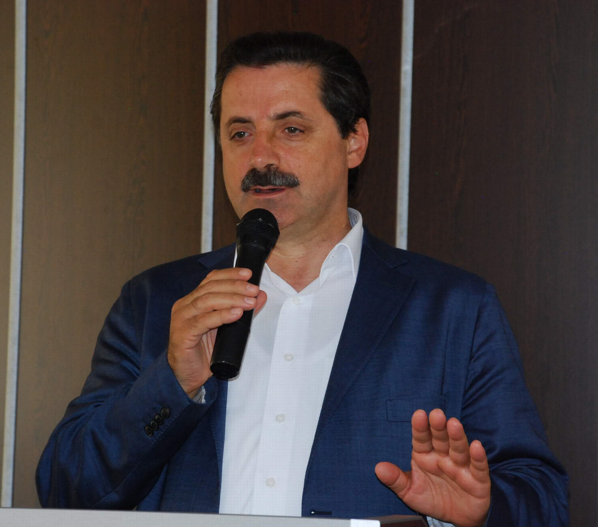 Bakan Çelik\'ten Valiye Silah Desteği