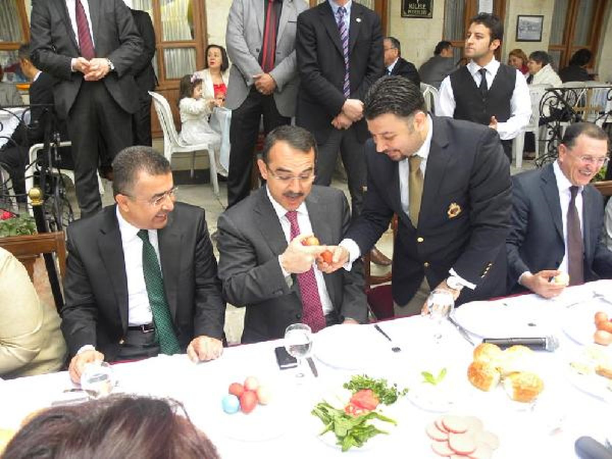 Bakan Ergin, Paskalya'da Yumurta Tokuşturdu
