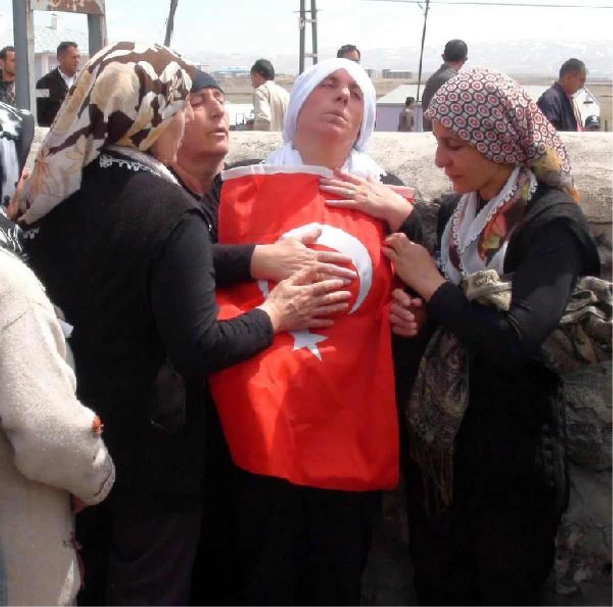 Beyin Kanamasından Ölen Askerin Annesi; Balamın Al Bayrağını Verin Göğsüme Koyayım