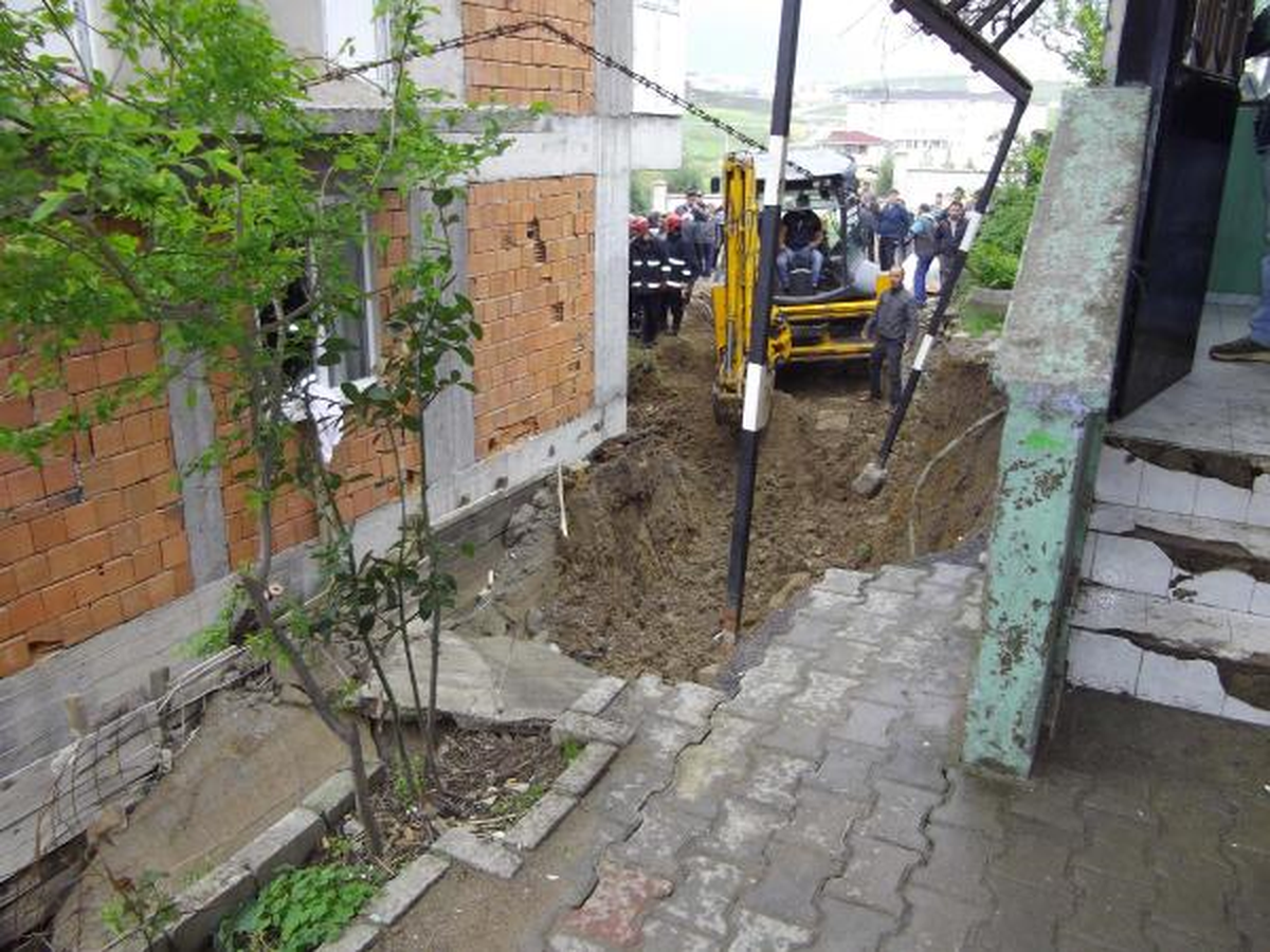 Çöken Duvarın Altında Kalıp Öldü
