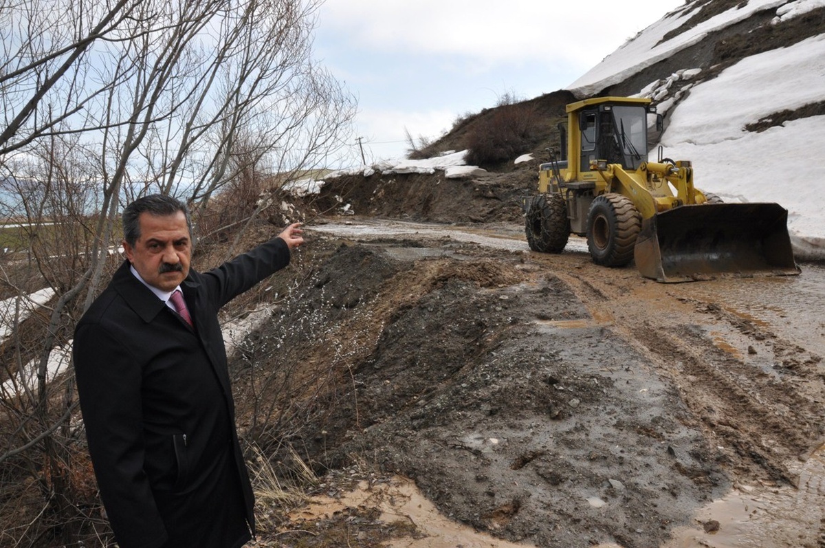 Heyelanın Kapattığı Grup Köy Yolu 3 Gün Sonra Açıldı