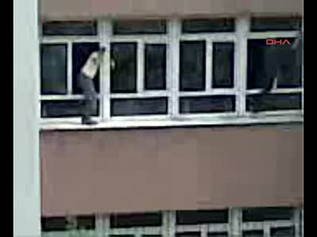 Öğrenciler Cam Siliyor İddiası