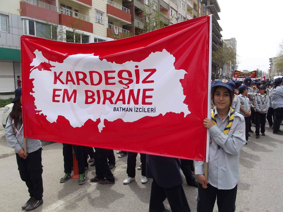İzci Çocuklar Kardeşlik İçin Yürüdü