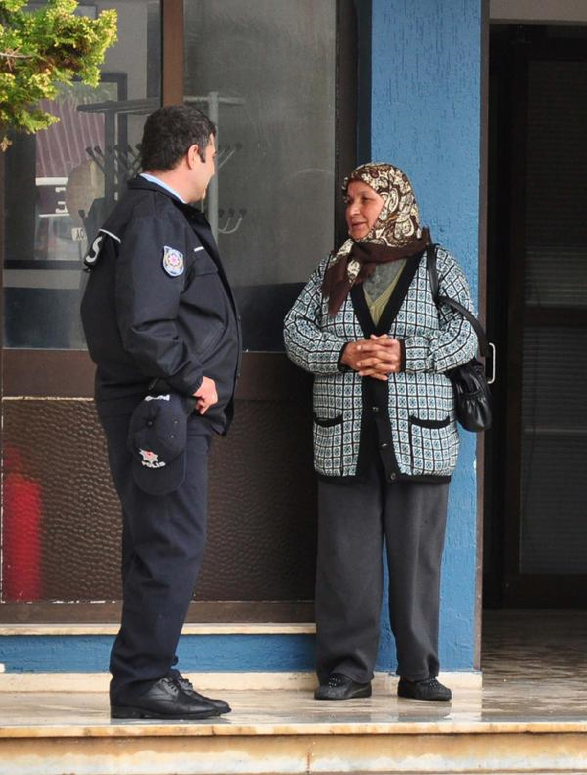 Kadın Yankesicileri Yakalayıp Polise Teslim Ettiler