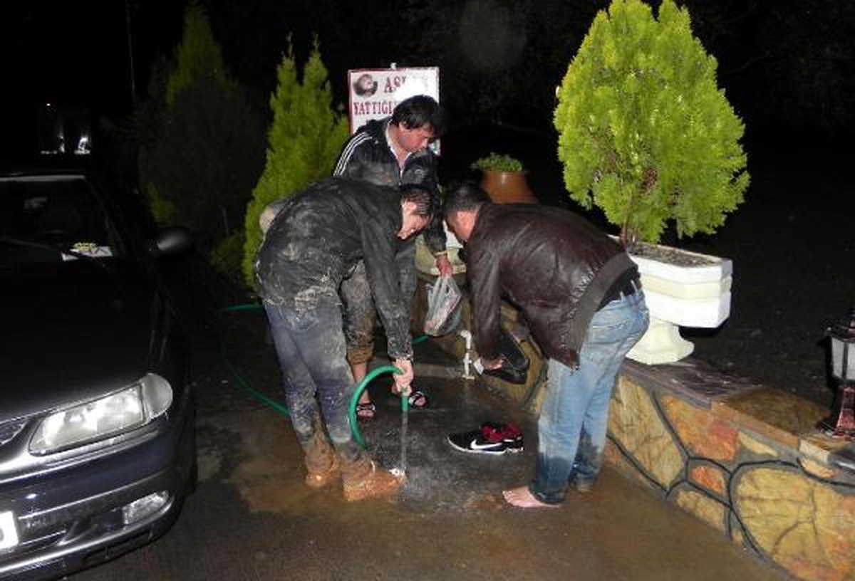 Mahsur Kalan Sağlık Görevlileri 6 Saat Sonra Kurtarıldı
