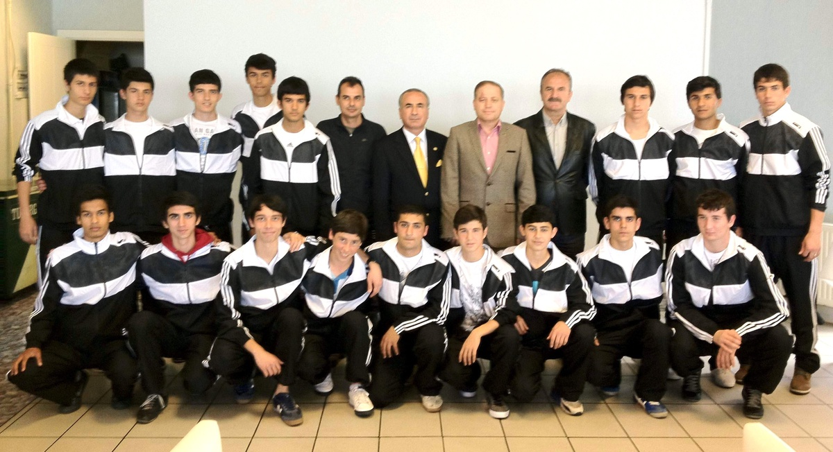 Pekgüzel Aydın Lisesi\'nin Şampiyon Futbolcularını Ağırladı