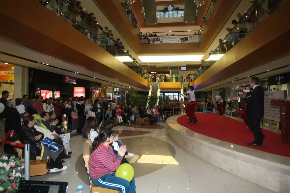 Varlıbaş Atapark Avm\'de Düzenlenen Çekilişte Lüks Otomobilin Sahibi Olan Talihli Arabasını Teslim...