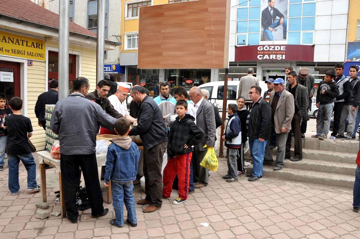 Vatandaşa Pilav Dağıtıldı