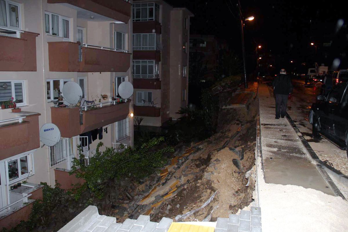 Yağmura Dayanamayan İstinat Duvarı Çöktü